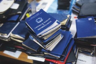 Como a taxa de desemprego influencia o mercado e salários