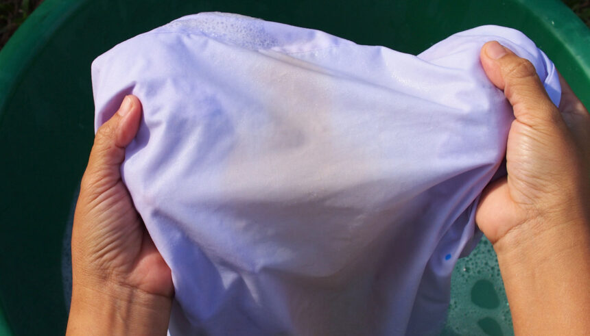 tirar-marcas-de-água-sanitária-das-roupas