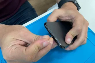 Como limpar a entrada do carregador do celular